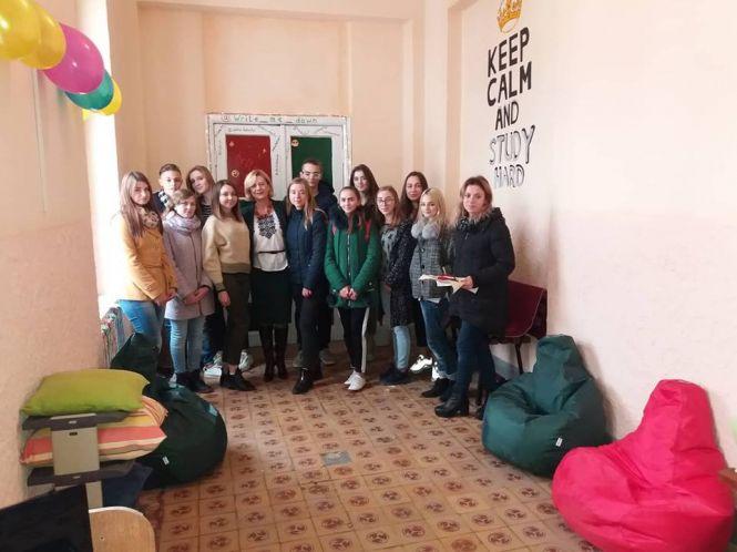 Новини Тернополя - фото з Фото дня: в Чортківському коледжі студенти власноруч розфарбували стіни у новій зоні відпочинку Фото дня: в Чортківському коледжі студенти власноруч розфарбували стіни у новій зоні відпочинку, фото №1 на сайті 20minut.ua