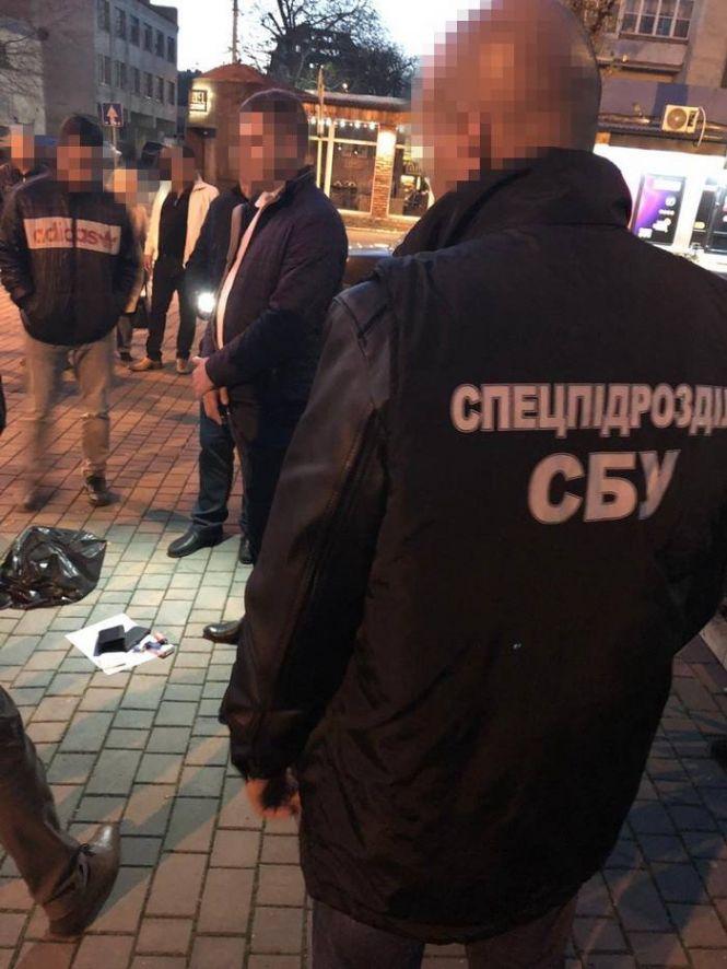 По 500 доларів кожному. У Хмельницькому на хабарі затримали одразу двох посадовців, фото №1 на сайті vsim.ua