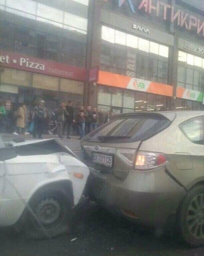 Потрійна ДТП біля “Кварталу”: є постраждалі (ВІДЕО), фото №1 на сайті vsim.ua