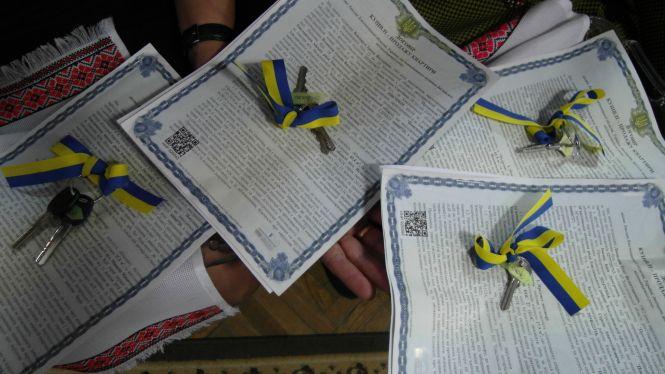 Новини Хмельницького - фото з Ключі від власних квартир вручили п'ятьом сиротам з Ізяслава Ключі від власних квартир вручили п'ятьом сиротам з Ізяслава, фото №1 на сайті vsim.ua