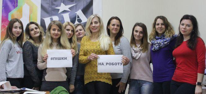 Новини Тернополя - фото з Ми прийшли #пішки_на_роботу! Працівники RIA Media підтримали флешмоб проти тролейбусів і маршруток Ми прийшли #пішки_на_роботу! Працівники RIA Media підтримали флешмоб проти тролейбусів і маршруток, фото №1 на сайті 20minut.ua