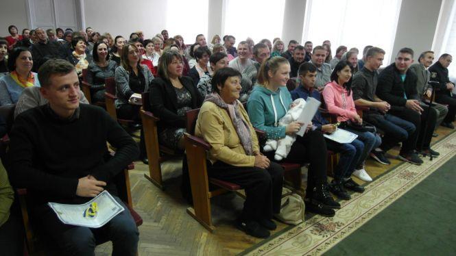 Новини Хмельницького - фото з Ключі від власних квартир вручили п'ятьом сиротам з Ізяслава Ключі від власних квартир вручили п'ятьом сиротам з Ізяслава, фото №2 на сайті vsim.ua