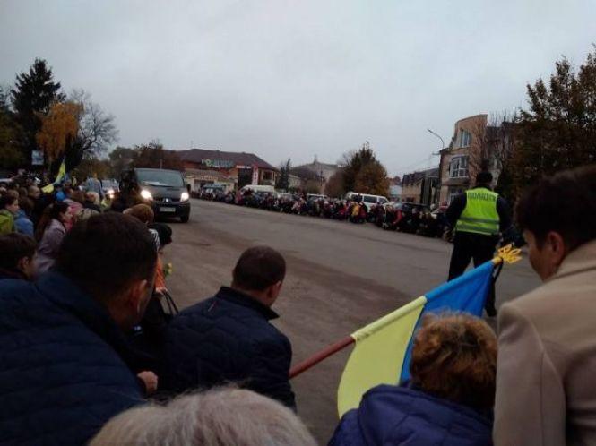 Новини Козятина - фото з Попрощались із загиблим на Донбасі воїном Віталієм Оніщуком Попрощались із загиблим на Донбасі воїном Віталієм Оніщуком, фото №2 на сайті 20minut.ua