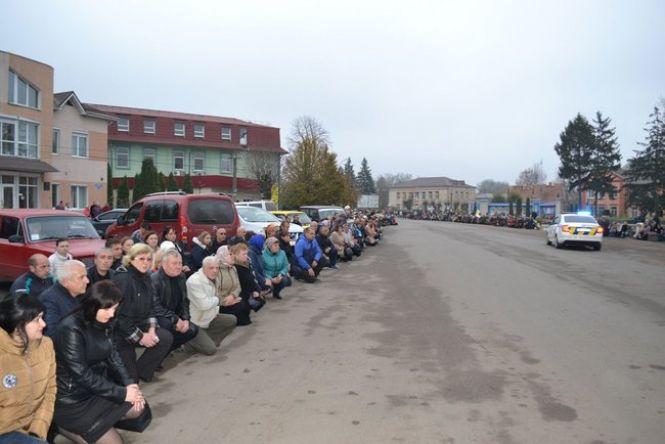 Новини Козятина - фото з Попрощались із загиблим на Донбасі воїном Віталієм Оніщуком Попрощались із загиблим на Донбасі воїном Віталієм Оніщуком, фото №3 на сайті 20minut.ua