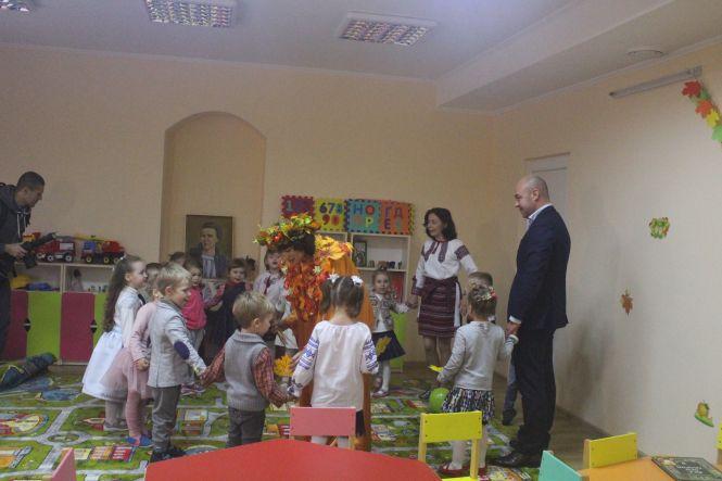 Відео дня: На відкритті нового корпусу дитсадочка Сергій Надал танцює та грається з вихованцями, фото №1 на сайті 20minut.ua