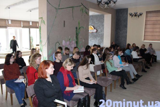 Новини Тернополя - фото з Як ефективно працювати з рекламою у соцмережах, розповів тернополянам відомий SMM-спеціаліст Як ефективно працювати з рекламою у соцмережах, розповів тернополянам відомий SMM-спеціаліст, фото №3 на сайті 20minut.ua