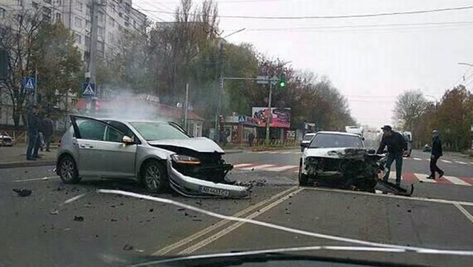 На проспекті в ДТП сильно пошкодились “Toyota” і “Volkswagen” (ФОТО), фото №1 на сайті vsim.ua