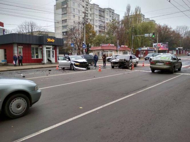 На проспекті в ДТП сильно пошкодились “Toyota” і “Volkswagen” (ФОТО), фото №4 на сайті vsim.ua