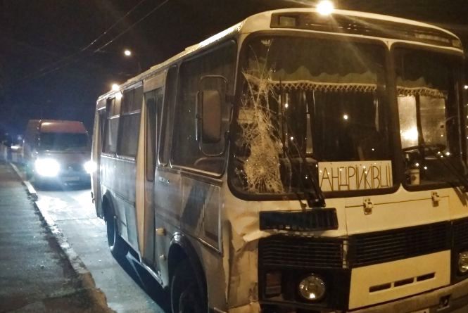 Аварія з автобусом і лобове зіткнення на Бандери: хроніка ДТП у Хмельницькому, фото №1 на сайті vsim.ua