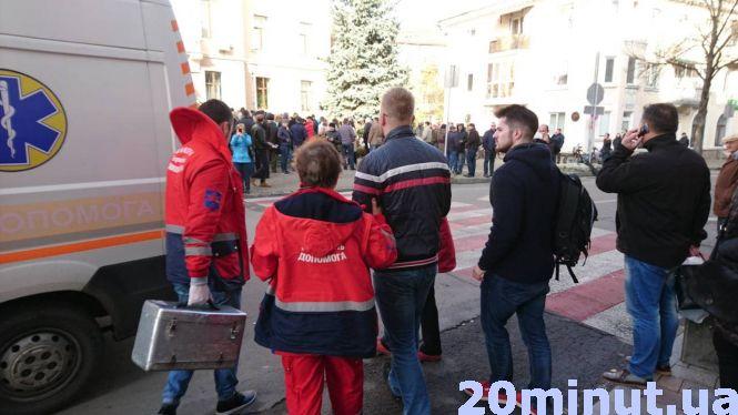 Новини Тернополя - фото з Бійка під міською радою (відео). Використали газ Бійка під міською радою (відео). Використали газ, фото №1 на сайті 20minut.ua