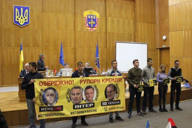 Новини Тернополя - фото з Перед ОДА активісти сверлили свинячі мізки Перед ОДА активісти сверлили свинячі мізки, фото №2 на сайті 20minut.ua