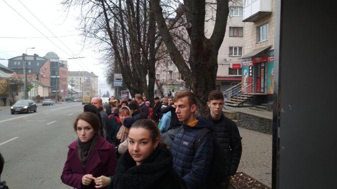 Новини Тернополя - фото з Маршрутки стоять. Тернополяни ходять пішки та "штурмують" тролейбуси (оновлено) Маршрутки стоять. Тернополяни ходять пішки та "штурмують" тролейбуси (оновлено), фото №2 на сайті 20minut.ua