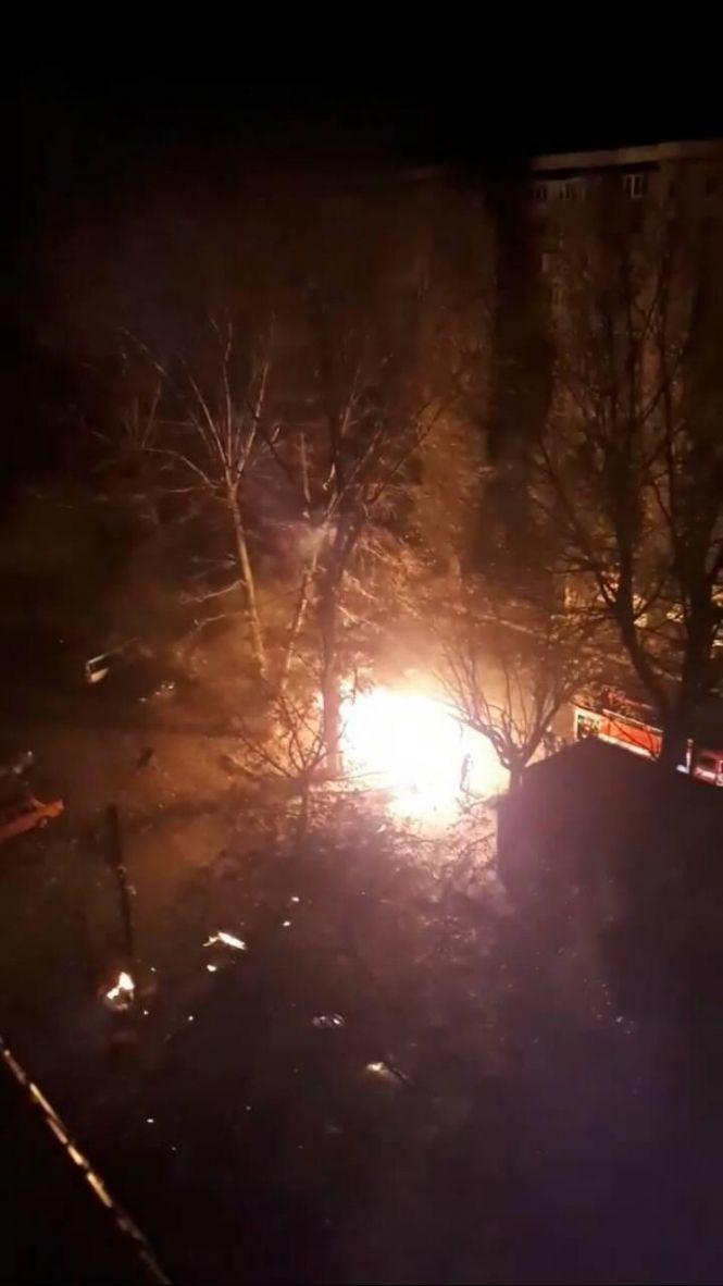 Нічна пожежа: у Гречанах посеред вулиці згорів "Volkswagen", фото №2 на сайті vsim.ua