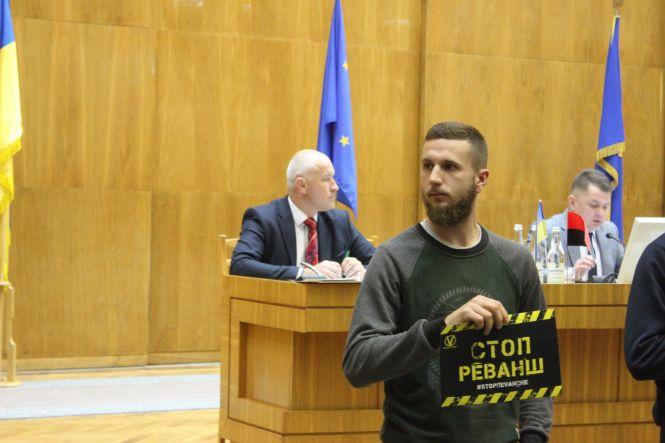 Новини Тернополя - фото з Перед ОДА активісти сверлили свинячі мізки Перед ОДА активісти сверлили свинячі мізки, фото №3 на сайті 20minut.ua