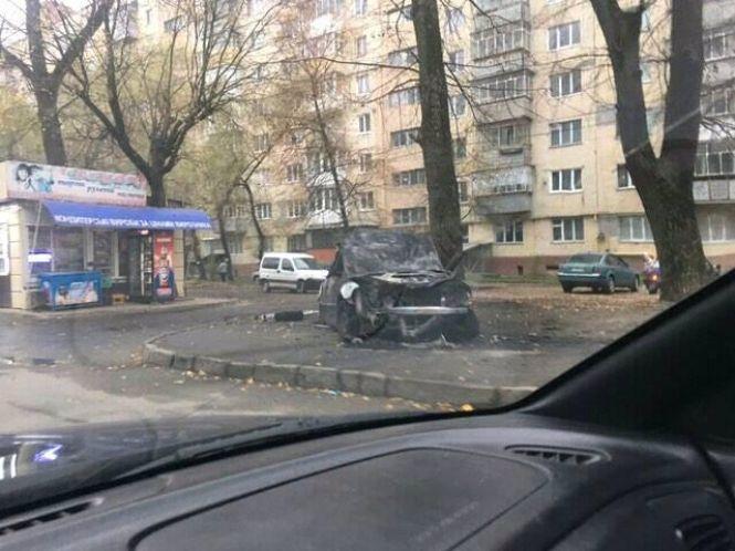 Нічна пожежа: у Гречанах посеред вулиці згорів "Volkswagen", фото №1 на сайті vsim.ua