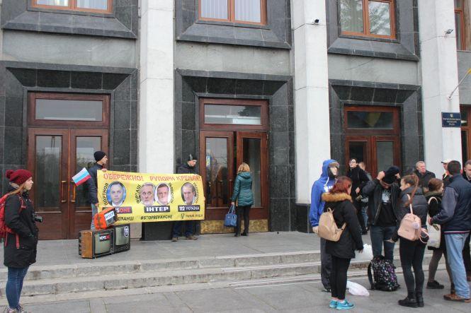 Новини Тернополя - фото з Перед ОДА активісти сверлили свинячі мізки Перед ОДА активісти сверлили свинячі мізки, фото №1 на сайті 20minut.ua