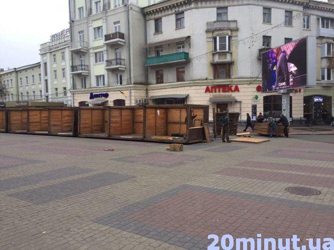 Фото дня: На Театральному майдані монтують МАФи для зимового містечка, фото №1 на сайті 20minut.ua