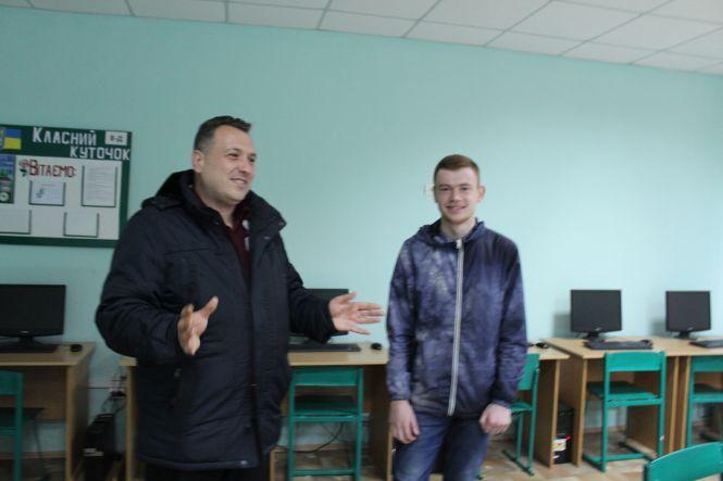 Новини Вінниці - фото з «Сам дзвонить, ще й пісень співатиме…» Розумний дзвінок виготовив учень з Вінниці «Сам дзвонить, ще й пісень співатиме…» Розумний дзвінок виготовив учень з Вінниці, фото №9 на сайті 20minut.ua