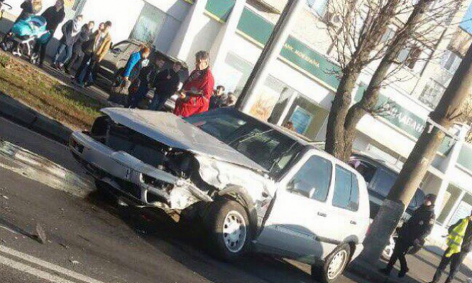 На Київській зіткнулись два авто. Водія одного із них забрала «швидка», фото №2 на сайті 20minut.ua