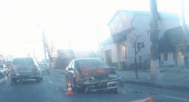 На Київській зіткнулись два авто. Водія одного із них забрала «швидка», фото №1 на сайті 20minut.ua