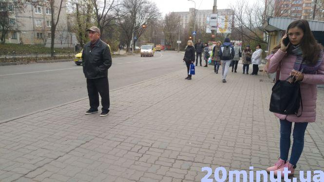 Новини Тернополя - фото з “Хто на Гоголя - підвезу”: як тернополяни обходяться без маршруток “Хто на Гоголя - підвезу”: як тернополяни обходяться без маршруток, фото №1 на сайті 20minut.ua