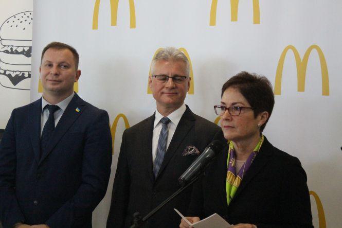 Новини Тернополя - фото з Відео дня: на ялинках посла США та гендиректора MacDonald's тепер будуть прикраси з Теребовлі Відео дня: на ялинках посла США та гендиректора MacDonald's тепер будуть прикраси з Теребовлі, фото №1 на сайті 20minut.ua