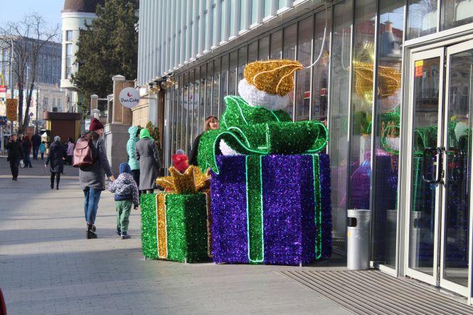 Новини Вінниці - фото з Фото дня. На Соборній поставили величезні «подарунки» Фото дня. На Соборній поставили величезні «подарунки», фото №1 на сайті 20minut.ua