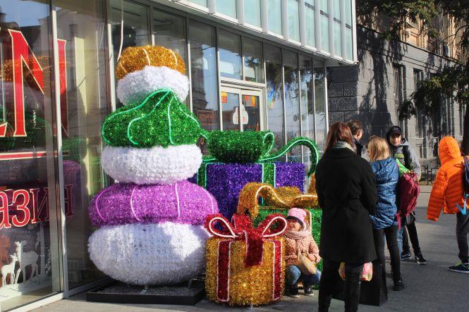 Новини Вінниці - фото з Фото дня. На Соборній поставили величезні «подарунки» Фото дня. На Соборній поставили величезні «подарунки», фото №3 на сайті 20minut.ua