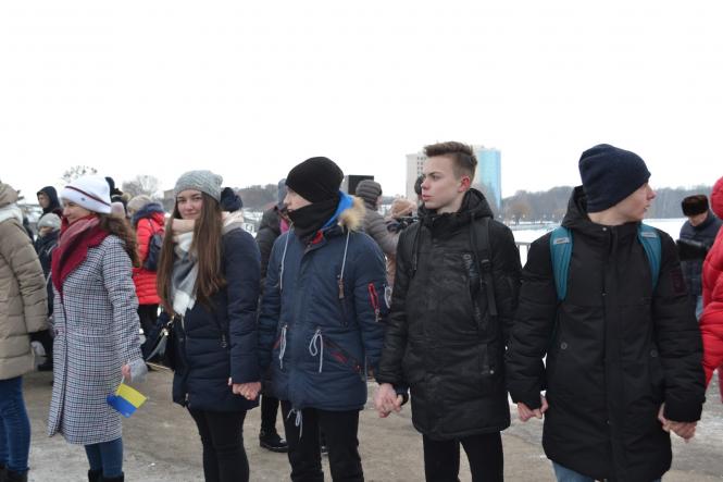 Новини Хмельницького - фото з Хмельничани «живим ланцюгом» з’єднали береги Південного Бугу Хмельничани «живим ланцюгом» з’єднали береги Південного Бугу, фото №16 на сайті vsim.ua