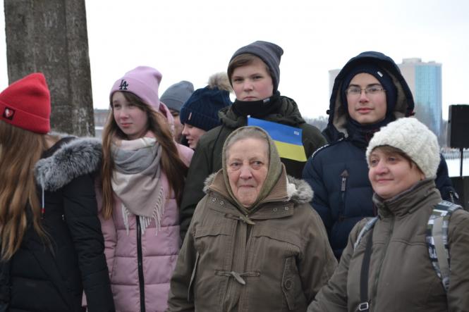 Новини Хмельницького - фото з Хмельничани «живим ланцюгом» з’єднали береги Південного Бугу Хмельничани «живим ланцюгом» з’єднали береги Південного Бугу, фото №19 на сайті vsim.ua