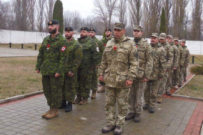 Армійці України і Канади вшанували пам'ять померлих солдат у Кам'янці, фото №3 на сайті 20minut.ua