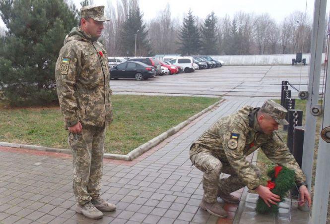 Армійці України і Канади вшанували пам'ять померлих солдат у Кам'янці, фото №1 на сайті 20minut.ua