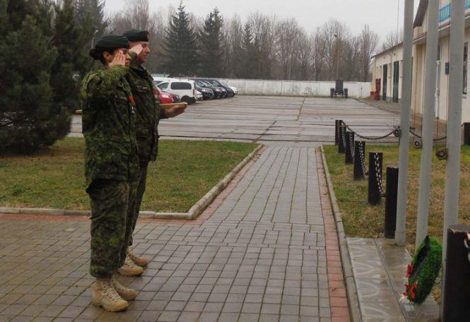 Армійці України і Канади вшанували пам'ять померлих солдат у Кам'янці, фото №2 на сайті 20minut.ua