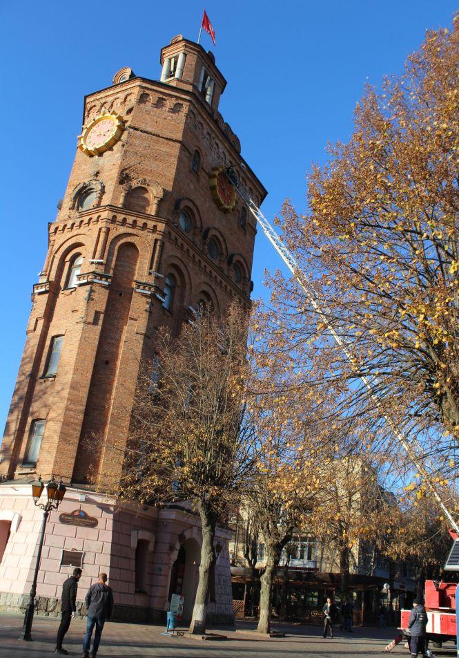 На вежі Артинова замінили прожектори. Потужність менша – освітлення більше, фото №6 на сайті 20minut.ua