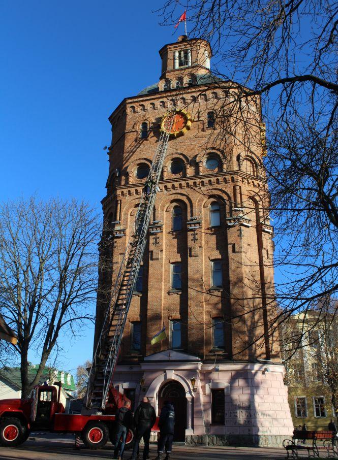 На вежі Артинова замінили прожектори. Потужність менша – освітлення більше, фото №1 на сайті 20minut.ua