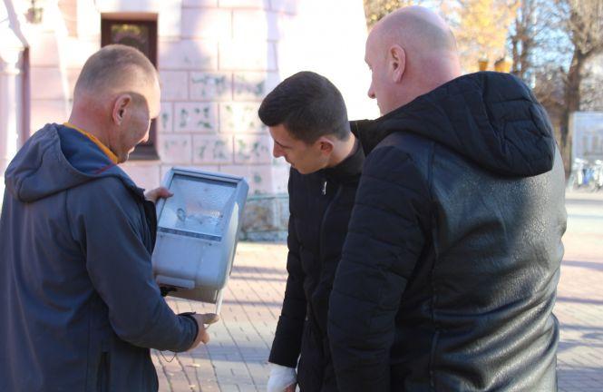 На вежі Артинова замінили прожектори. Потужність менша – освітлення більше, фото №2 на сайті 20minut.ua