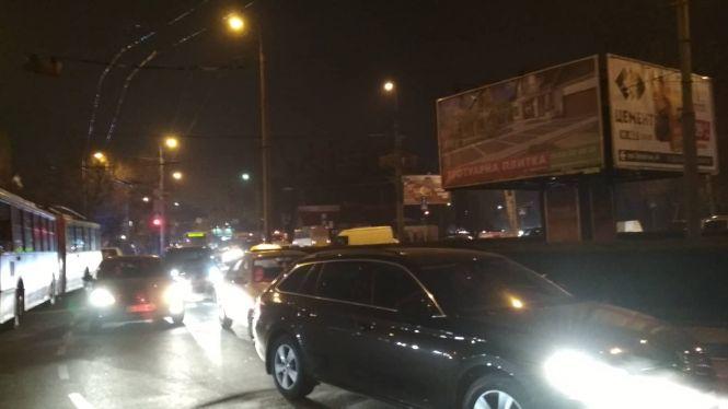 Новини Тернополя - фото з Тролейбус застряг під аркою. Біля Шостого затор Тролейбус застряг під аркою. Біля Шостого затор, фото №1 на сайті 20minut.ua