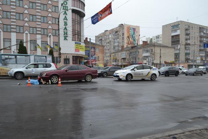 Новини Хмельницького - фото з «Збитий пішохід» у центрі Хмельницького. Що відбувалося біля «Либідь Плази» «Збитий пішохід» у центрі Хмельницького. Що відбувалося біля «Либідь Плази», фото №10 на сайті vsim.ua