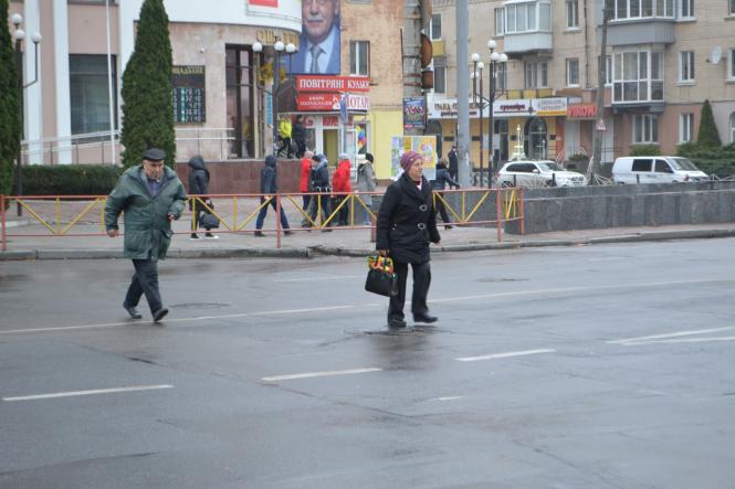 Новини Хмельницького - фото з «Збитий пішохід» у центрі Хмельницького. Що відбувалося біля «Либідь Плази» «Збитий пішохід» у центрі Хмельницького. Що відбувалося біля «Либідь Плази», фото №1 на сайті vsim.ua