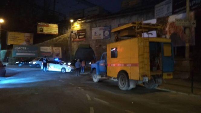 Новини Тернополя - фото з Тролейбус застряг під аркою. Біля Шостого затор Тролейбус застряг під аркою. Біля Шостого затор, фото №2 на сайті 20minut.ua