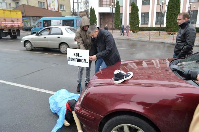 Новини Хмельницького - фото з «Збитий пішохід» у центрі Хмельницького. Що відбувалося біля «Либідь Плази» «Збитий пішохід» у центрі Хмельницького. Що відбувалося біля «Либідь Плази», фото №9 на сайті vsim.ua