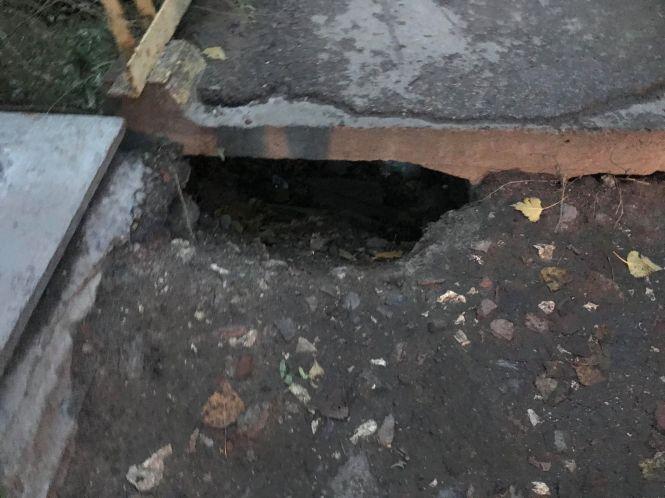 На Горбатому мості – дірки. Він скоро завалиться?, фото №1 на сайті 20minut.ua