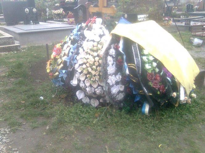 Новини Тернополя - фото з На могилі Володимира Стаюри «зникли» прапори. А в Руслана Муляра поламали флагшток до прапора На могилі Володимира Стаюри «зникли» прапори. А в Руслана Муляра поламали флагшток до прапора, фото №1 на сайті 20minut.ua