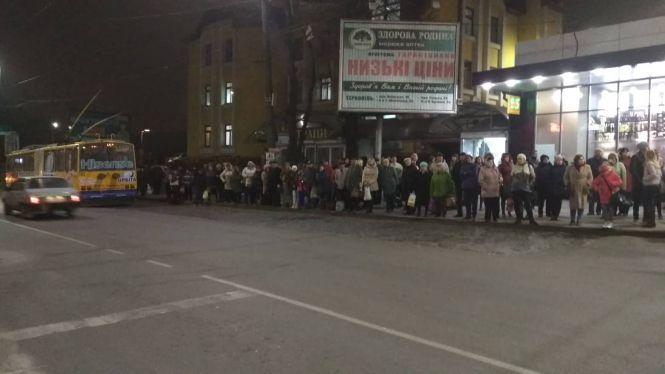 Новини Тернополя - фото з Тролейбус застряг під аркою. Біля Шостого затор Тролейбус застряг під аркою. Біля Шостого затор, фото №3 на сайті 20minut.ua