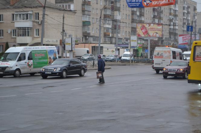 Новини Хмельницького - фото з «Збитий пішохід» у центрі Хмельницького. Що відбувалося біля «Либідь Плази» «Збитий пішохід» у центрі Хмельницького. Що відбувалося біля «Либідь Плази», фото №8 на сайті vsim.ua