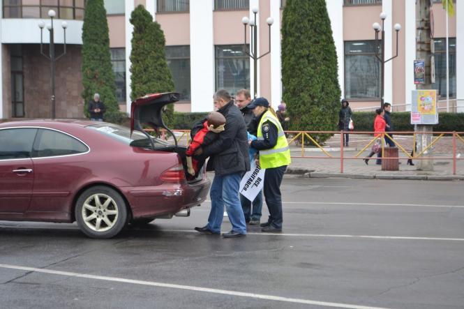 Новини Хмельницького - фото з «Збитий пішохід» у центрі Хмельницького. Що відбувалося біля «Либідь Плази» «Збитий пішохід» у центрі Хмельницького. Що відбувалося біля «Либідь Плази», фото №2 на сайті vsim.ua