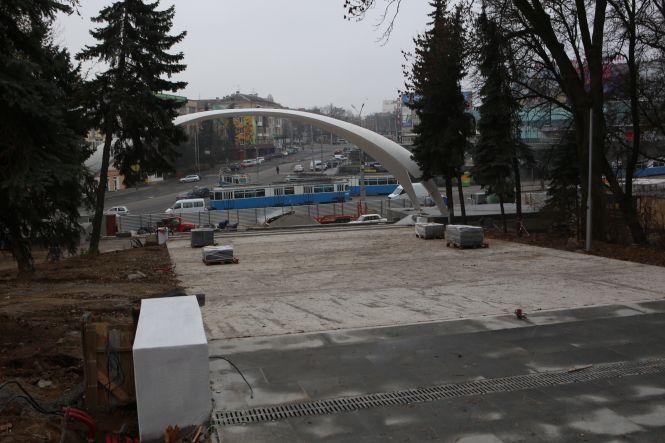 Новини Вінниці - фото з Арка буде без «Щедрика». Як триває ремонт головного входу в Центральний парк Арка буде без «Щедрика». Як триває ремонт головного входу в Центральний парк, фото №3 на сайті 20minut.ua