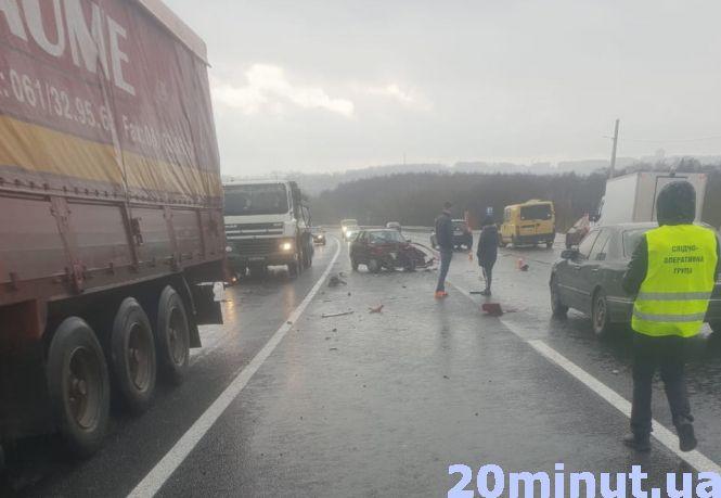 Біля Шляхтинців зіткнулись три авто. Двох людей забрала «швидка», фото №1 на сайті 20minut.ua