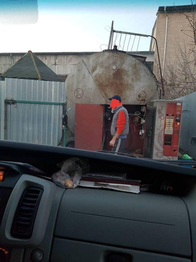 Новини Тернополя - фото з Підпільні «наливайки»: де заправляють тернопільські маршрутки. Експеримент «20 хвилин» Підпільні «наливайки»: де заправляють тернопільські маршрутки. Експеримент «20 хвилин», фото №4 на сайті 20minut.ua