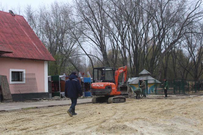 Новини Тернополя - фото з Як в парку "Топільче" готують до зимівлі яка Пашу, страуса Василька та інших тварин Як в парку "Топільче" готують до зимівлі яка Пашу, страуса Василька та інших тварин, фото №1 на сайті 20minut.ua